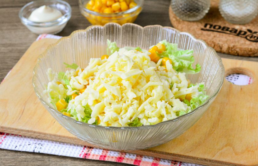 1. Этап. Салат Анжелика: Добавьте в салат натертый на терке твердый сыр.