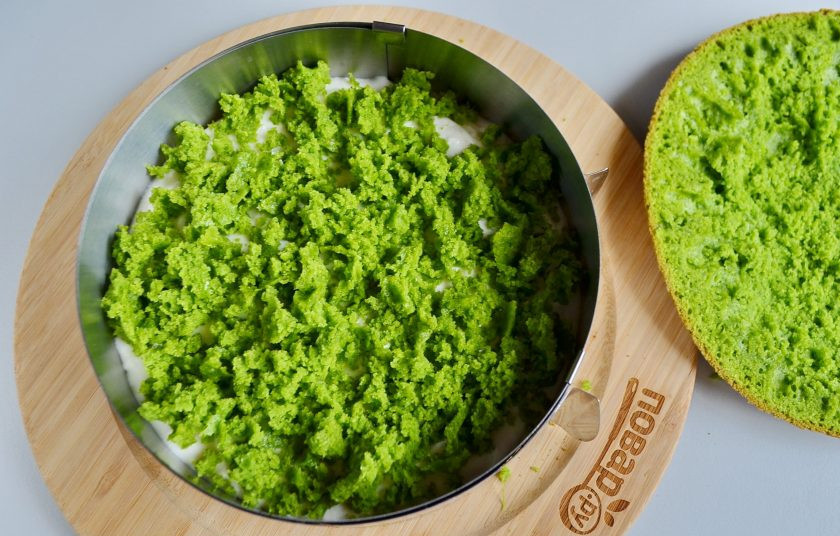 1. Этап. Новогодний торт Лесной мох: С верхушки (которую срезали) берите крошки и посыпайте ними тортик.