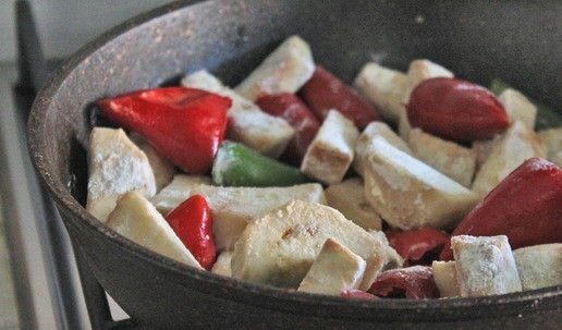 1. Этап. Салат Краски осени: В сковороде разогреть растительное масло, на котором обжарить кусочки баклажанов и перца до приятного зарумянивания.