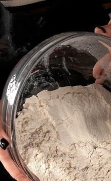 1. Этап. Острый бургер с куриной котлетой: В чашу миксера кладем муку.