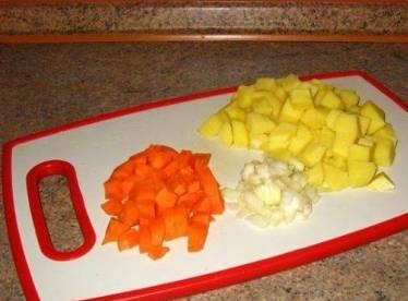 1. Этап. Тыквенный суп со сливками: Очистим все остальные овощи и нарежем примерно такими же кубиками, как и тыква. Вместо картофеля можно взять корневой сельдерей.