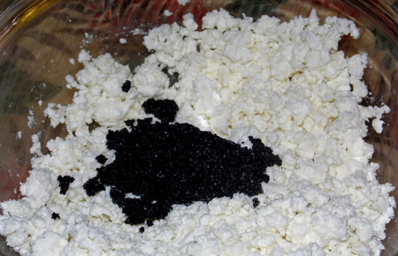 1. Этап. Маковые сырники: 1. Мак промоем, а если есть время, то и запарим в кипятке. Я его просто промыла. Добавим к творогу и вместе с сахаром и манкой перетрем до однородности.