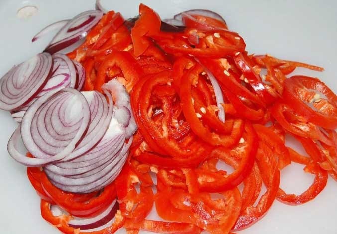 1. Stage. Beef in dark beer: Cut onion and bell pepper into rings.