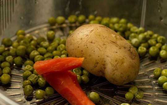 1. Этап. Веганские котлеты: 1. Вымойте картофель и морковь. Вместе с горошком отварите их в воде или на пару до готовности.