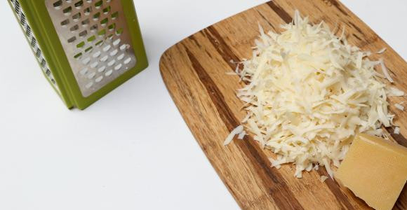 1. Этап. Спагетти Альфредо: Сыр натереть на терке.