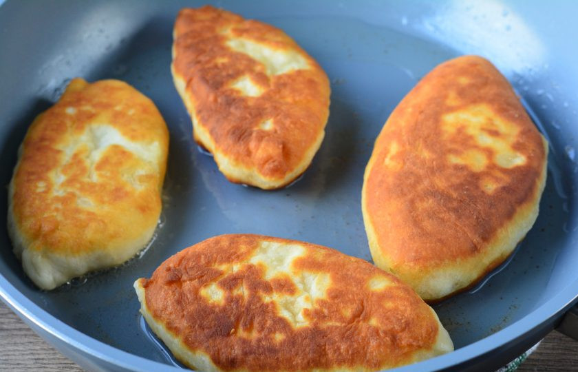 1. Этап. Пирожки с картошкой по бабушкиному рецепту: Разогрейте масло в сковороде, сделав средний огонь. Обжаривайте пирожки с двух сторон по 3-4 минуты с каждой стороны.