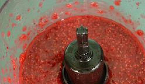 1. Этап. Малиновое варенье с апельсином: 2. В блендере взбиваем малину вместе с апельсинами и сахаром.