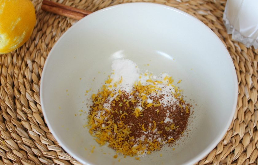 1. Этап. Десерт Силлабаб: С лимона снимаем цедру и добавляем в пиалу. Часть цедры оставляем, чтобы посыпать готовый десерт.