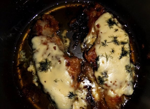 1. Этап. Стейк голубой акулы: Сыр расплавился, и рыбка будет полностью готова. Не удивляйтесь резковатому запаху, который может быть во время приготовления.