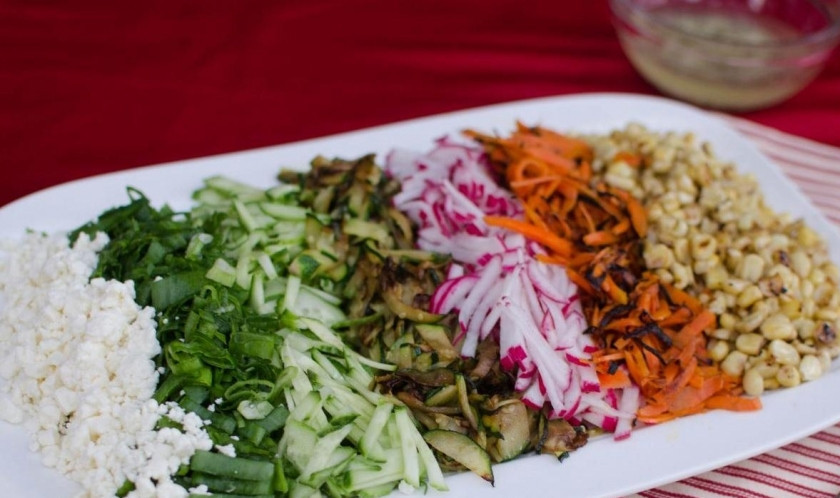 1. Этап. Дачный салат: На продолговатое блюдо или в салатницу выкладываем готовые ингредиенты по отдельности. Поливаем все лимонным соком. Соли. перчим и подаем к столу. Приятного аппетита!