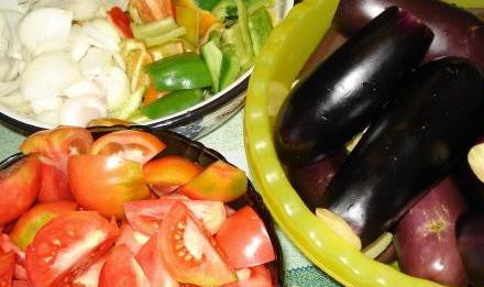 1. Этап. Баклажаны на зиму с помидорами: 1. Подготовим овощи. Помидоры режем дольками, баклажаны обрезаем по краям и протыкаем в нескольких местах. Лук режем полукольцами, а перец - соломкой.