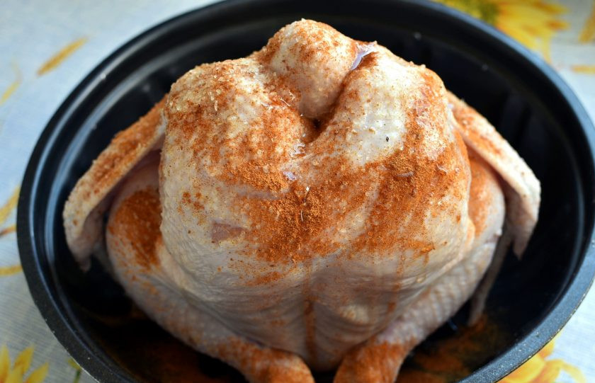 1. Этап. Курица-гриль «Баба-Бабариха»: Курицу, несмотря на маринование в рассоле, можно еще немного досолить, особенно внутри тушки. Лучше использовать соль с пряностями по вкусу. Натерев тушку солью изнутри, усадите курицу в форму на втулку. Пусть себе сидит, как баба-Бабариха! А сверху посыпьте ее паприкой и чесночным порошком (тут он уместнее свежего чеснок) и полейте ароматизированным по вкусу маслом (у меня настоянное на розмарине и базилике). Немного помассируйте птичку, втирая масло с пряностями в кожу.