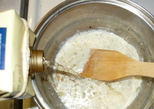 Фаршированные ракушки под сливочным соусом 1. Этап. Фаршированные ракушки под сливочным соусом: 8. Посолите, добавьте перец, мускатный орех, любимые специи или сушеные травы. Затем добавьте для пикантности немного белого вина.