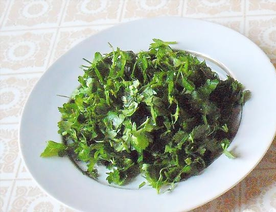 1. Этап. Быстрые маринованные помидоры: Зелень порезать.