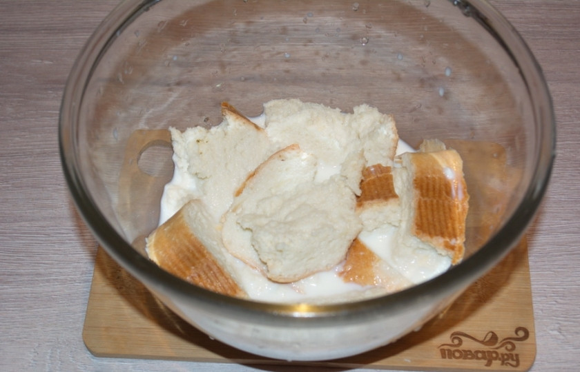 1. Этап. Котлета по-шадрински: Батон (белый хлеб) разломайте руками и залейте в мисочке молоком.