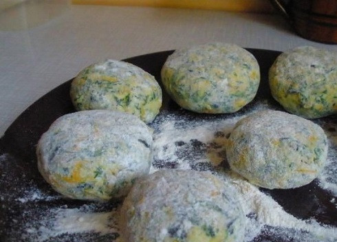 1. Этап. Кабачковые котлеты: А теперь формируем из получившейся массы котлетки, обваливаем их в муке.