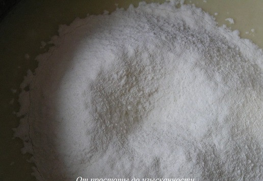 1. Этап. Кокосовый торт-безе с ананасами: Всыпьте муку с солью.