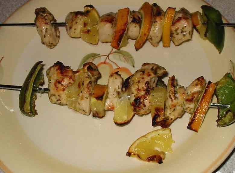 1. Этап. Куриные шашлыки с лимоном: 3. Положить шампуры под гриль и готовить 10 минут. Вынуть шампуры, полить 1 чайной ложкой маринада каждый из шампуров и поставить обратно под гриль. Готовить еще 10 минут. Нарезать петрушку. Разогреть оставшийся маринад в кастрюле.