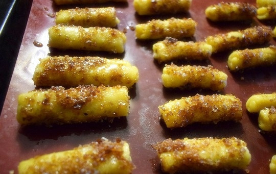 1. Этап. Печенье с ревенем: Белок взбейте вилкой до легкой пены. Обмакните заготовки печенья в белок, обваляйте в коричневом сахаре. Выложите на противень с силиконовым ковриком или пергаментом для запекания.