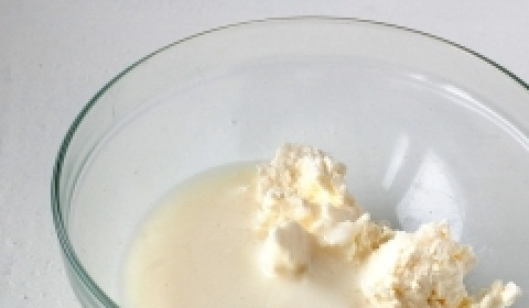 1. Этап. Творожное тесто для пиццы: 2. Творог и кефир соединяем, и тщательно перемешиваем.