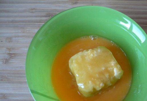 1. Этап. Кубики ветчины и сыра для перекуса: Затем обмакните их во взбитые яичные желтки.