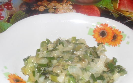 1. Этап. Патиссоны, фаршированные грибами: Лук обжарьте в растительном масле до золотистого цвета.