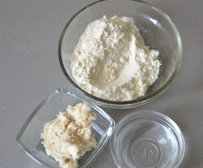 1. Этап. Булочки Римские чириолы: Для начала подготовьте опару, для этого смешайте 35 грамм муки, 16 грамм воды, 16 грамм закваски.