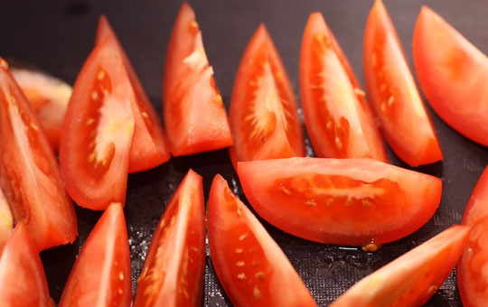 1. Этап. Греческий салат с семгой: И помидоры.