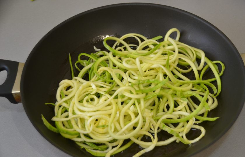 1. Этап. Паста Алла Норма: Обжарьте кабачок на оливковом масле до готовности.