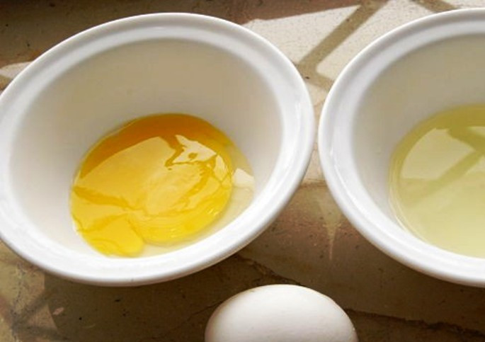 1. Этап. Тесто для кляра: Муку просейте и смешайте с солью. Желток отделите от белка.