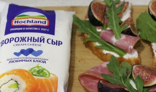 1. Этап. Брускетта с инжиром: Затем разложить тонкие ломтики сыровяленого мяса, инжира и добавить по паре веточек рукколы.