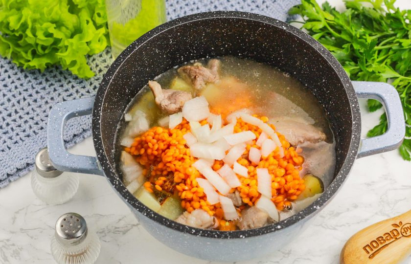 1. Этап. Чечевица с картошкой и мясом: Выложите луковую нарезку, влейте кипяток и перемешайте все содержимое емкости.