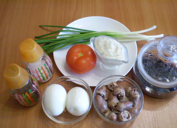 1. Этап. Куриные сердечки с помидорами: 1. Приготовьте заранее соус и отварите в соленой воде сердечки до готовности. По времени часа вполне достаточно. Яйца отварите вкрутую.