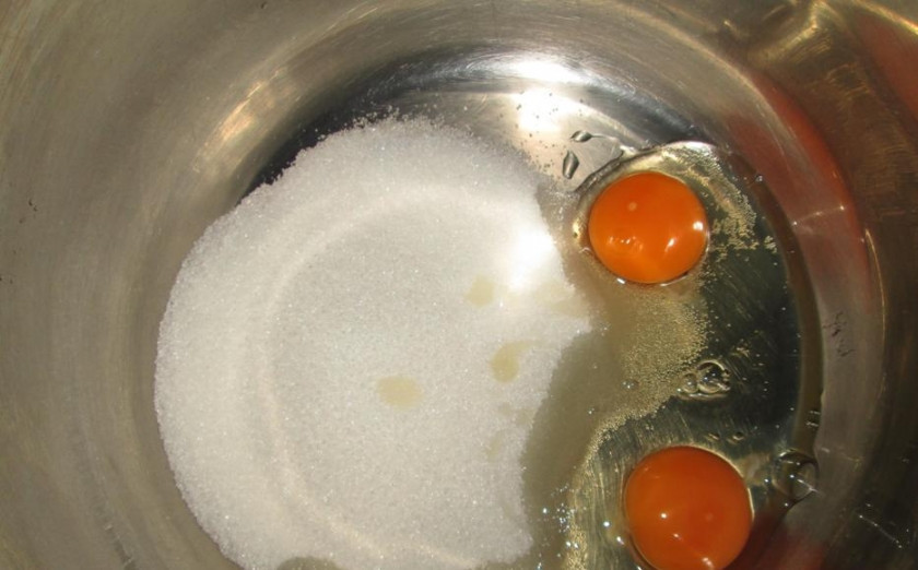 1. Этап. Печенье Персики: 2. Взбиваем сахар с яйцами при помощи миксера.