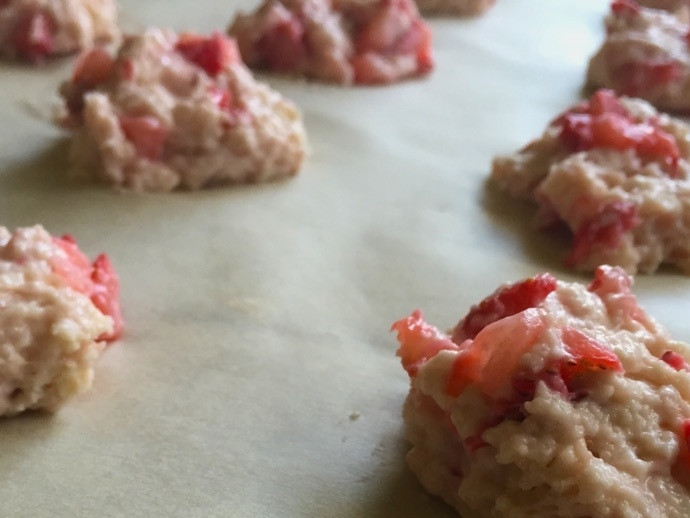 1. Этап. Печенье с клубникой: 4. Выложите тесто на противень с пергаментом и отправьте его в разогретую до 180 градусов духовку на 25-30 минут.