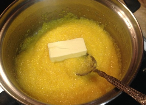 1. Этап. Полента с вялеными помидорами в беконе: 3. Каша загустела и начинает 