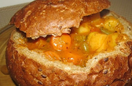 1. Этап. Венгерский суп-гуляш в хлебе: 5. При подаче украсить его можно по желанию. Иногда я добавляю луковые кольца или просто зелень.