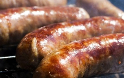 1. Этап. Колбаски-гриль для дружной компании: А затем готовые колбаски-гриль подаем для своей дружной компании с любимым соусом или свежими овощами.