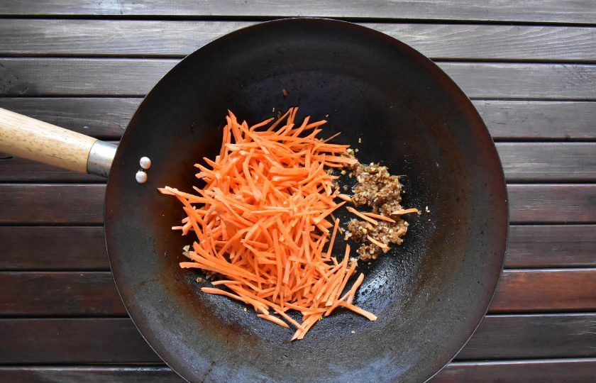 1. Этап. Удон с говядиной в устричном соусе: Добавьте остальные овощи: морковь, лук, стручковую фасоль, болгарский перец. Обжаривайте 1-2 минуты. Не передержите овощи, они должны остаться слегка хрустящими.