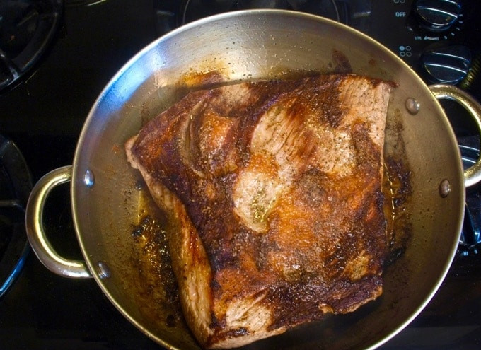 1. Этап. Говядина по-африкански: 1. С самого начала поставьте разогревать духовку на 160 градусов. Говядину обжарьте в масле в большой сковороде по 5 минут с каждой стороны. В это же время сделайте смесь из кайенского перца, имбиря, корицы, паприки и чили.