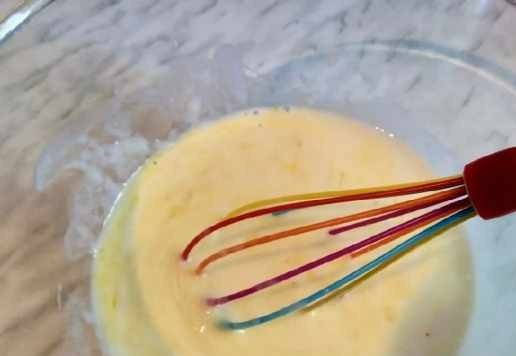 1. Этап. Запеканка из капусты: Яйца смешайте с кефиром, посолите смесь по вкусу.