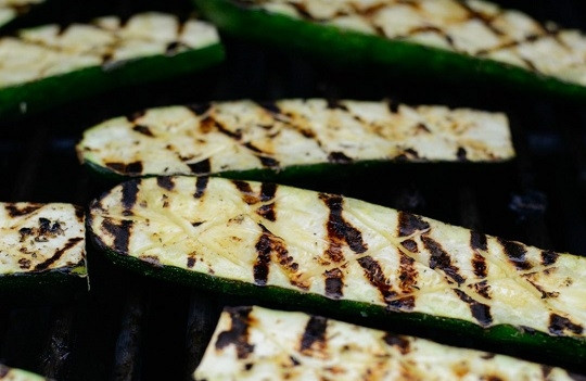 1. Этап. Цукини на гриле с чесноком и сыром: 5. Жарьте до румяности с двух сторон.