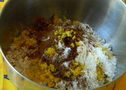 1. Этап. Коврижка медовая с изюмом: 1. Прежде, чем приступить к тесту, включите духовку и оставьте разогреваться до 180 градусов. Соедините в небольшой мисочке просеянную муку, разрыхлитель, соль, корицу и цедру апельсина.