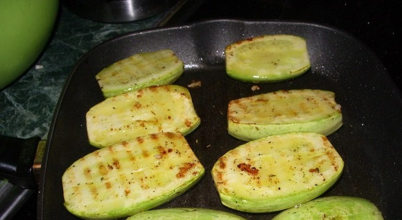 1. Этап. Кабачки с беконом: Затем обжарьте кабачки с двух сторон.