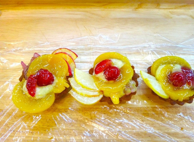 1. Этап. Тарталетки с фруктами в желе: Смажьте кисточкой фрукты желе.