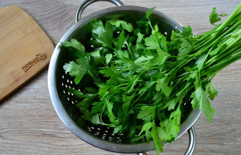 1. Этап. Маринованная петрушка: Хорошенько промойте петрушку под проточной водой, удалите все привявшие и подсохшие листья.