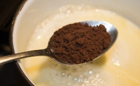 1. Этап. Пирожное Ночка: 7. Для приготовления глазури в кипящее молоко добавьте сливочное масло, сахар и какао. Тщательно перемешайте, снимите с огня и вылейте сверху.