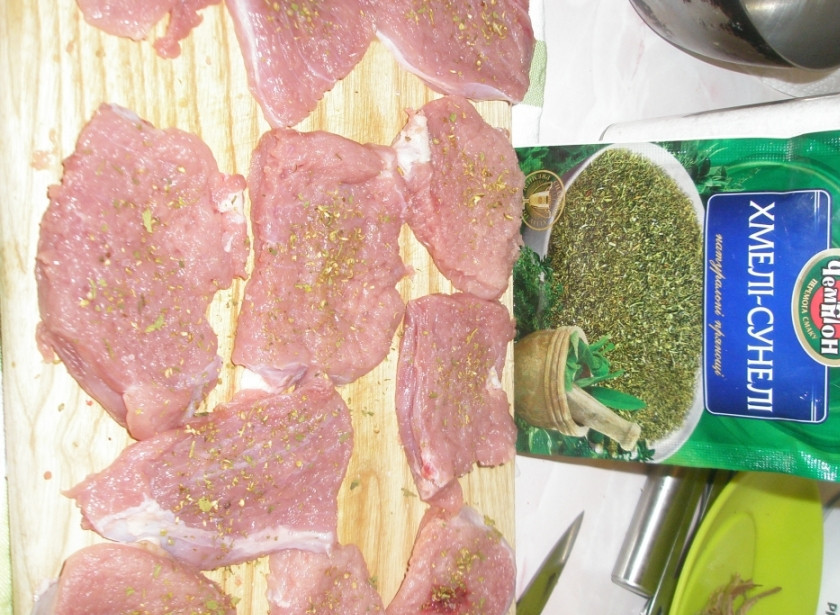 1. Этап. Телятина с грибами в сметане: Отбиваем мясо с двух сторон, слегка присыпаем солью и перцем.