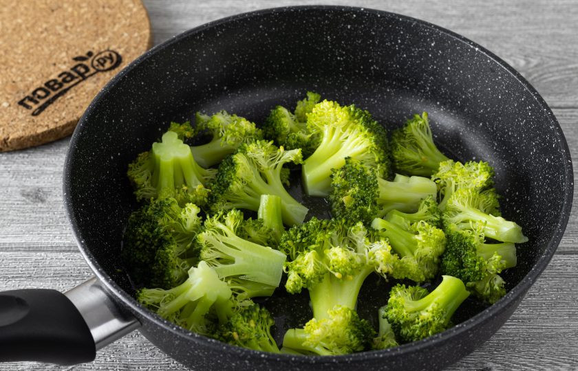 1. Этап. Лепешки с брокколи: Для начинки разделите брокколи на соцветия. Разогрейте сковороду на среднем огне, добавьте брокколи и влейте 100 мл. горячей воды. Потушите брокколи минут 5 под крышкой, чтобы она стала мягче, но оставалась зеленой.