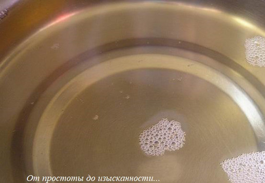 1. Этап. Маринованные овощи с мелиссой: Для маринада смешайте воду, уксус и мятный сироп (***Сироп из мелиссы https://www.povareno k.ru/recipes/show/18 1546/ ), доведите до кипения.